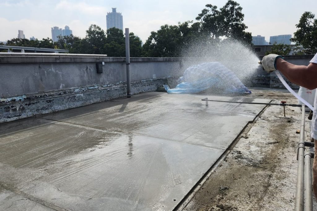 打鑿起底防水-連續三天在新的找平砂漿進行灑水養護