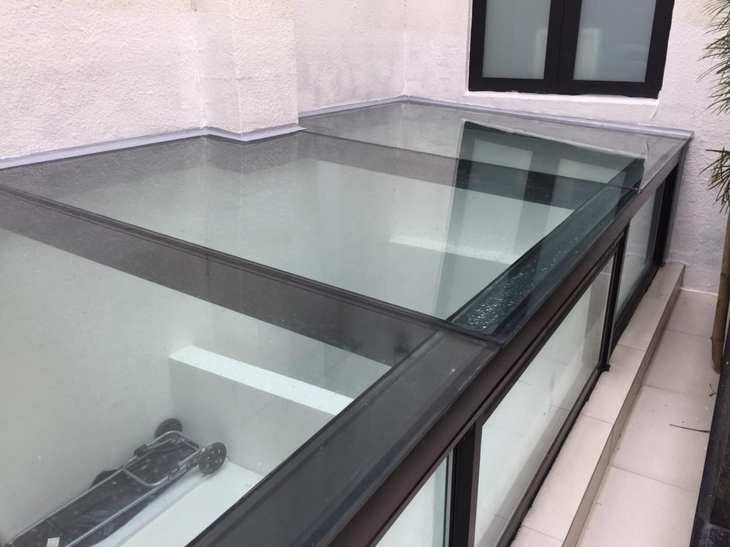 防水工程待結構膠固化後進行灑水測試