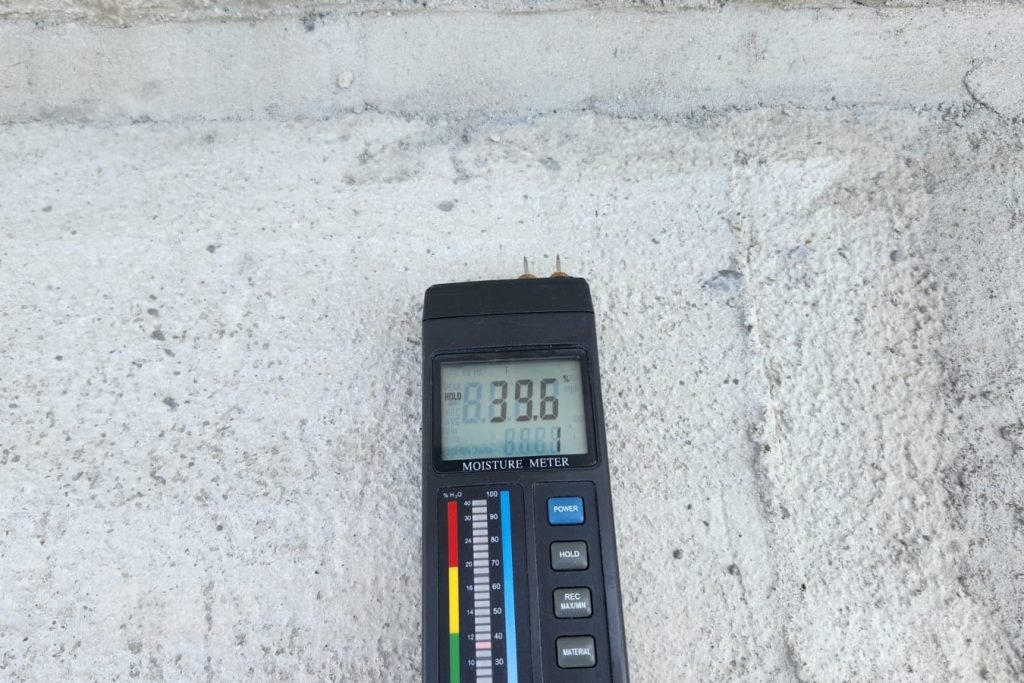 打鑿起底防水-確保新的找平砂漿基底已乾透至一定程度