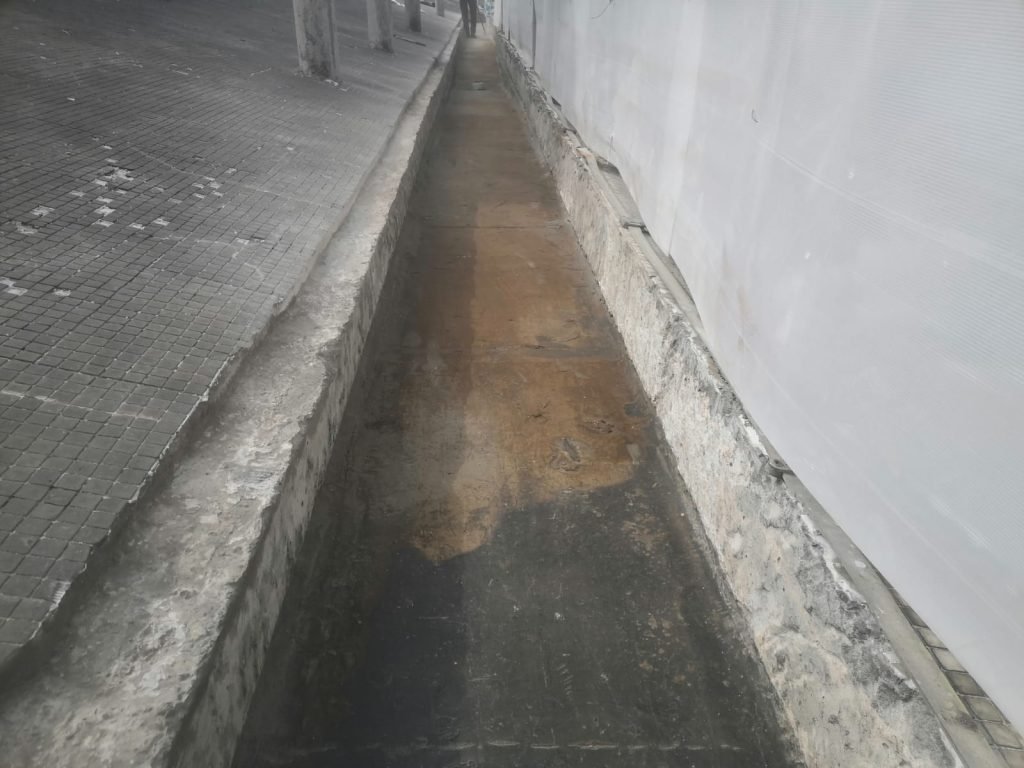 天台油面防水工程,用高壓水槍清走砂石工序