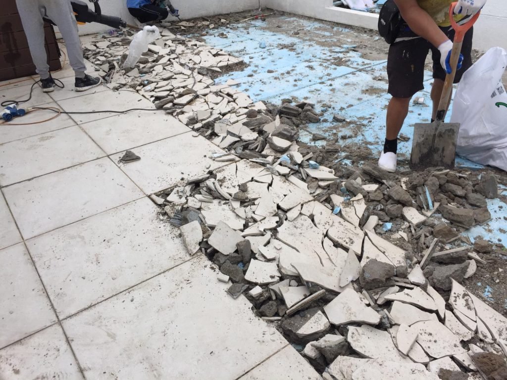 天台地台防水工程- 移除表面飾面及剷除所有鬆脫混凝土防水層至原有的樓板後