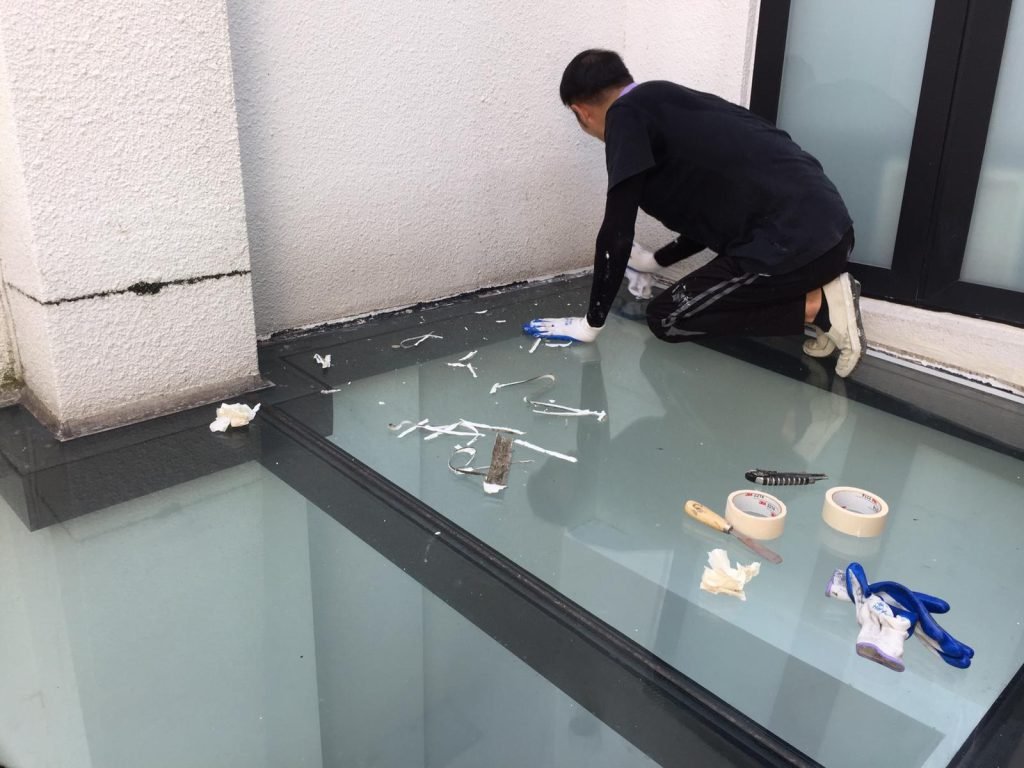防水施工前清理需修補位置的表面